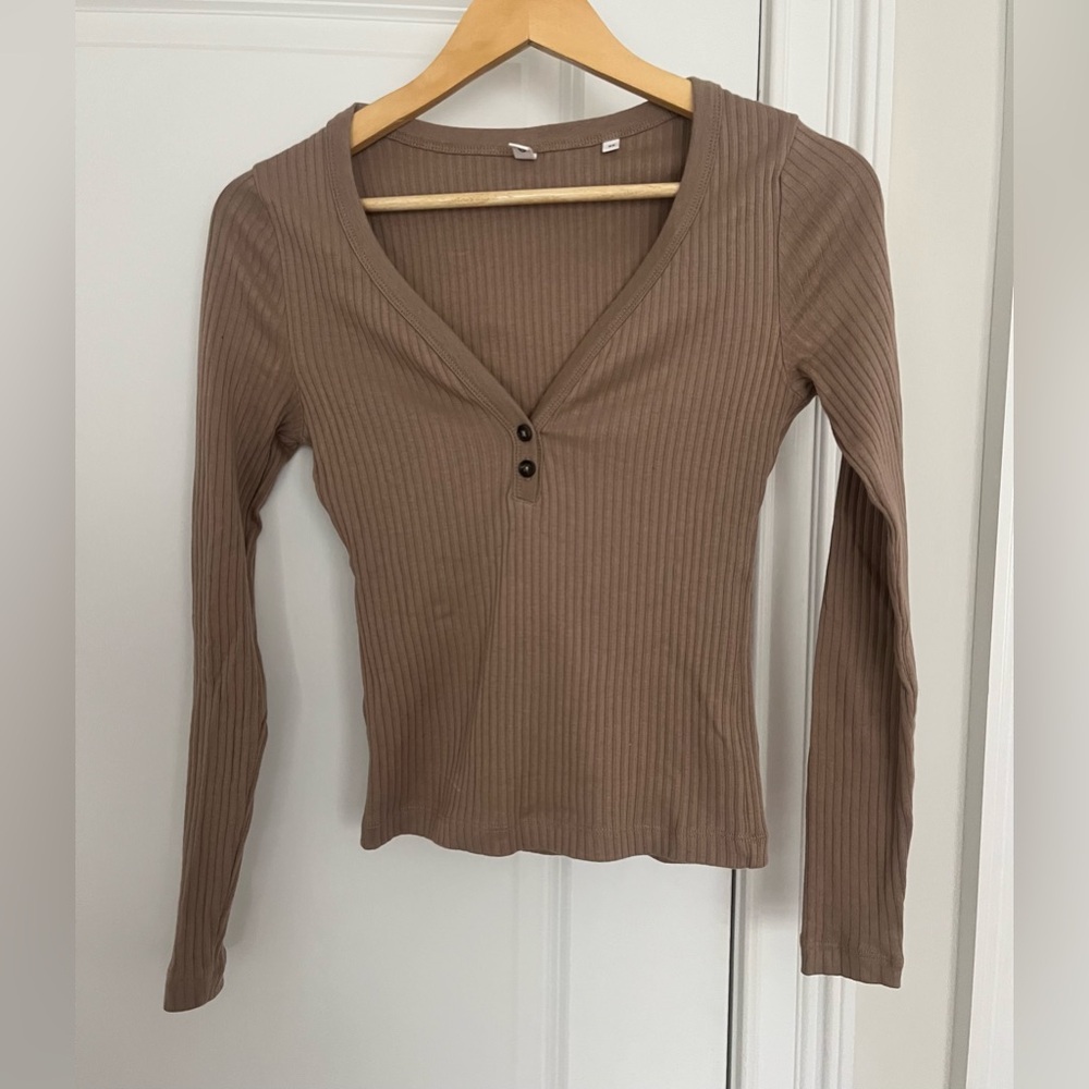 KOTN women’s V-neck ribbed long sleeve top Sz. XS beige Quiet luxury Minimalist